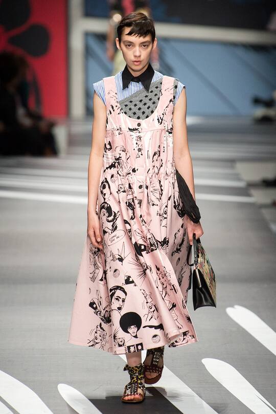 Runway-Bild der Prada Frühjahr/Sommer 2018 Show in Mailand