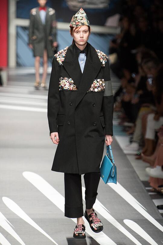 Runway-Bild der Prada Frühjahr/Sommer 2018 Show in Mailand