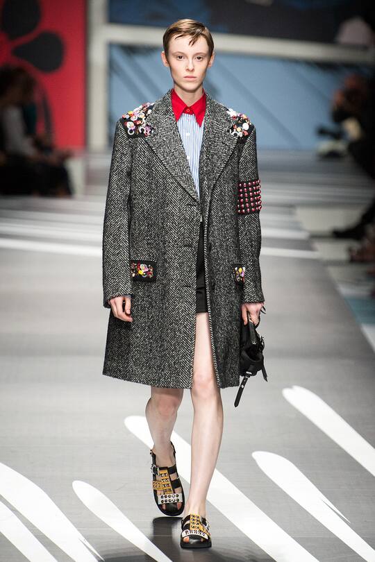 Runway-Bild der Prada Frühjahr/Sommer 2018 Show in Mailand