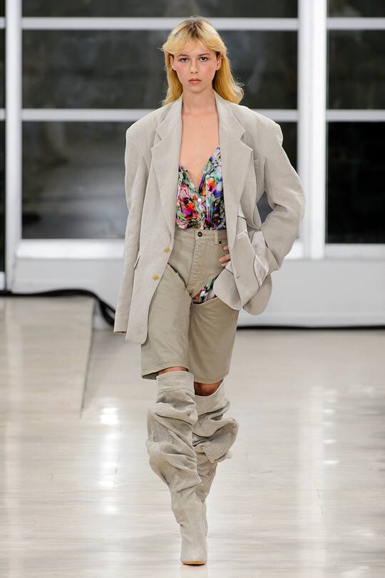 Runway-Bild der Y/Project Frühjahr/Sommer 2018 Show in Paris