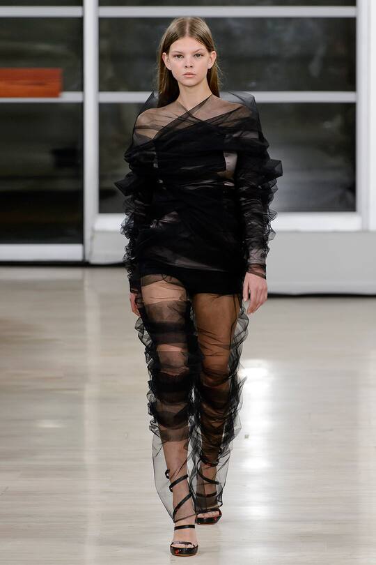 Runway-Bild der Y/Project Frühjahr/Sommer 2018 Show in Paris