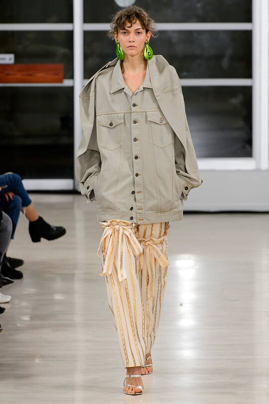 Runway-Bild der Y/Project Frühjahr/Sommer 2018 Show in Paris