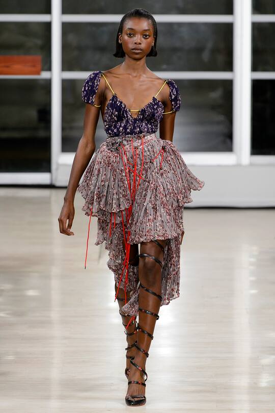 Runway-Bild der Y/Project Frühjahr/Sommer 2018 Show in Paris