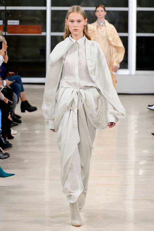 Runway-Bild der Y/Project Frühjahr/Sommer 2018 Show in Paris