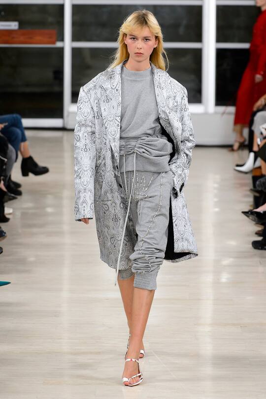 Runway-Bild der Y/Project Frühjahr/Sommer 2018 Show in Paris