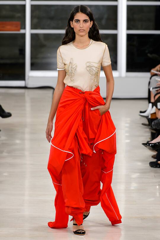 Runway-Bild der Y/Project Frühjahr/Sommer 2018 Show in Paris