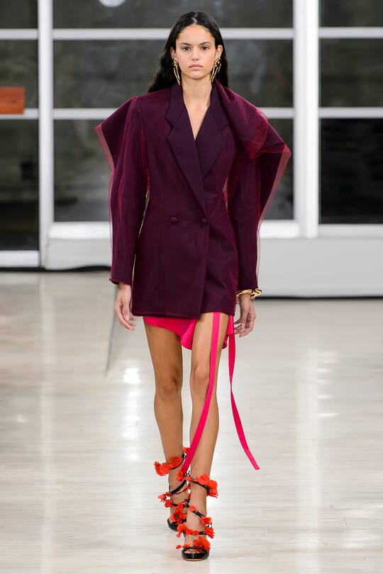 Runway-Bild der Y/Project Frühjahr/Sommer 2018 Show in Paris