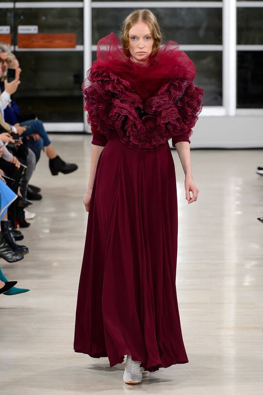 Runway-Bild der Y/Project Frühjahr/Sommer 2018 Show in Paris