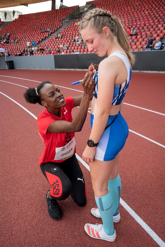 Schweizer Illustrierte Stammtisch im Letzigrund in Zuerich, mit Mujinga Kambundji, Yasmin Giger. Stefan Stotz Regionaldirektor UBS ZuÌrich, Sarah van Berkel Moderatorin, Claudia Rebsamen SI Leserin und Stephan Zulauf SI Leser. Bild © Remo Naegeli
