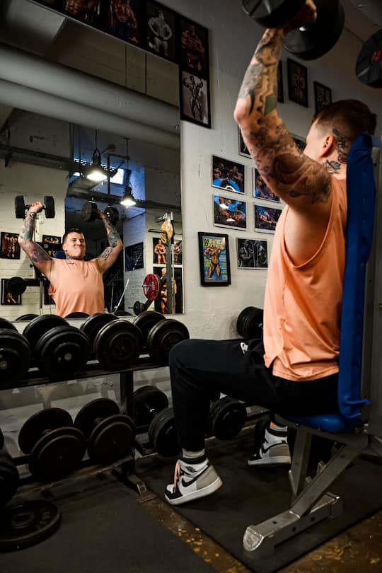Fabio Landert Standup Comdian lebt mit seinen 2 Hunden im Berlin Friedrichshain Homstory Hotdog Restaurant Kraftraum Frankfurter Tor Comedy Clib wo er regelmaessig auftritt Berlin 2023 Fotos: Geri Born