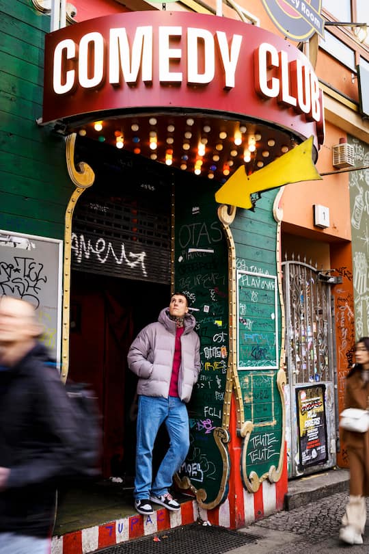 Fabio Landert Standup Comdian lebt mit seinen 2 Hunden im Berlin Friedrichshain Homstory Hotdog Restaurant Kraftraum Frankfurter Tor Comedy Clib wo er regelmaessig auftritt Berlin 2023 Fotos: Geri Born