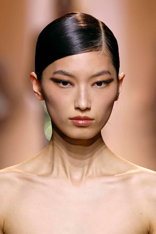 Der libanesische Modeschöpfer Elie Saab liess den Mannequins für seine Prét-à-Porter-Show Katzenaugen verpassen.