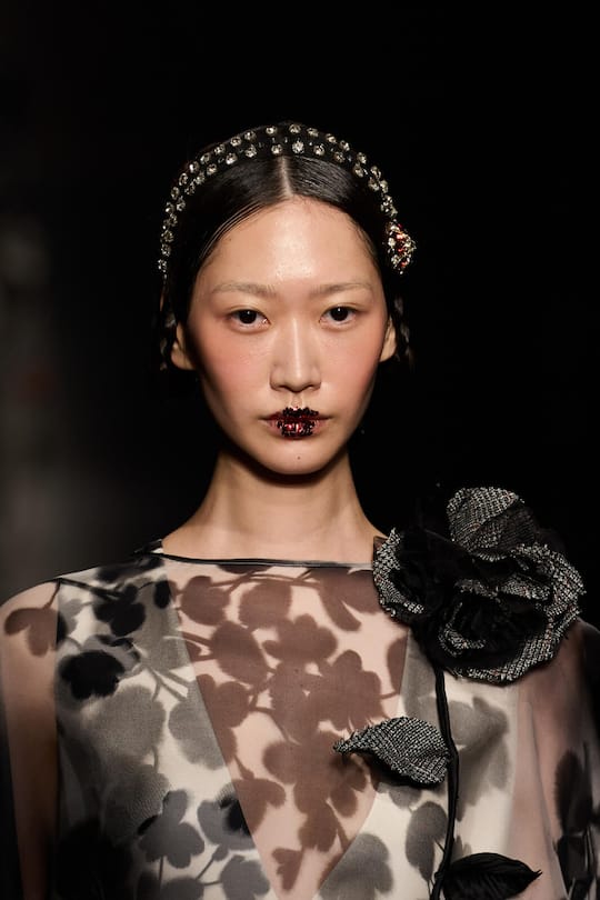 Jolie folie: Für die Show seines Modelables hat Antonio Marras seinen Laufstegmodels rote Folie auf die Lippen pressen lassen.