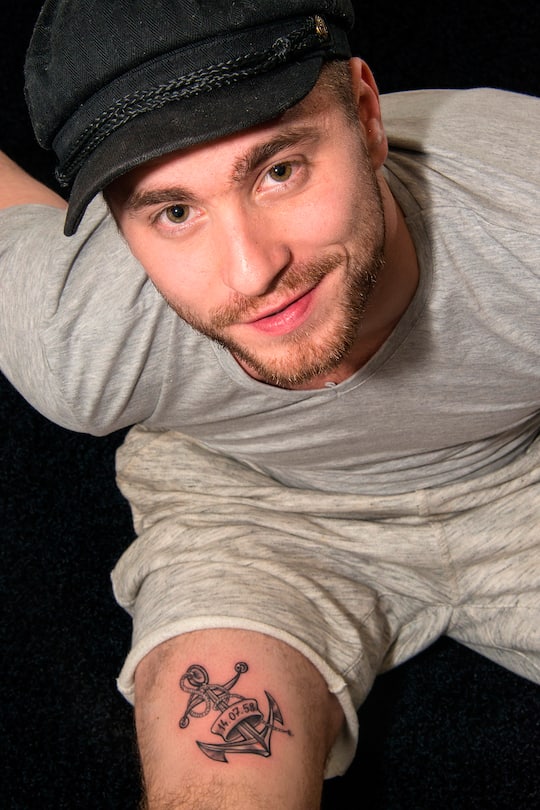 Baschi und sein Anker-Tattoo