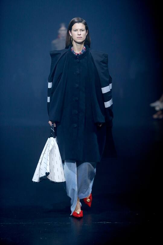 Runway-Bild der Balenciaga Frühjahr/Sommer 2018 Show in Paris.