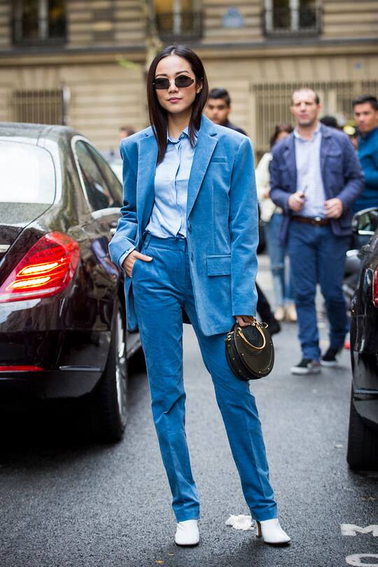 Street Styles zum Thema Anzug gesehen an der Paris Fashion Week im Herbst 2017