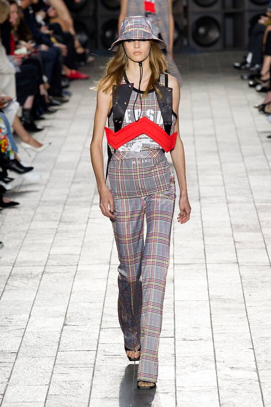 Runway-Bilder der Versus Versace SS18 Show in London