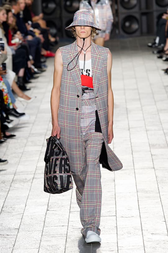 Runway-Bilder der Versus Versace SS18 Show in London