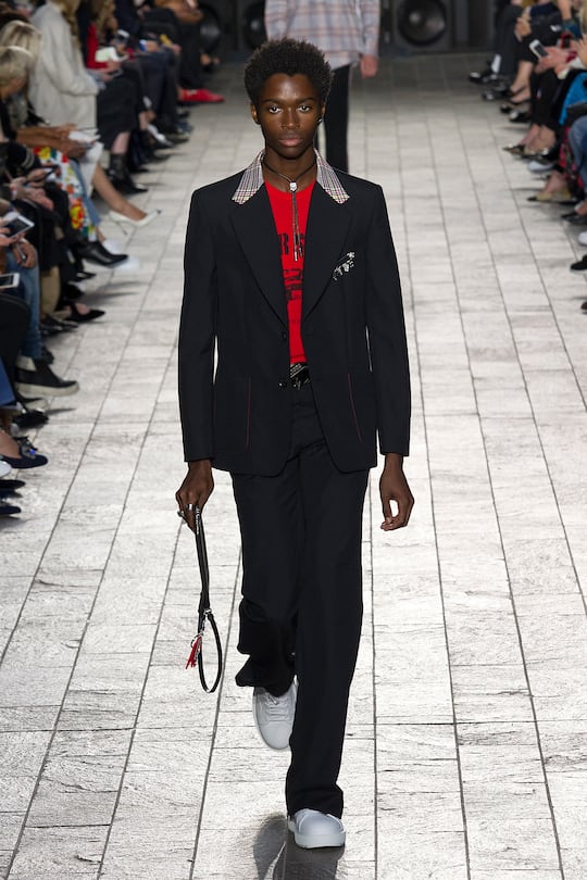 Runway-Bilder der Versus Versace SS18 Show in London