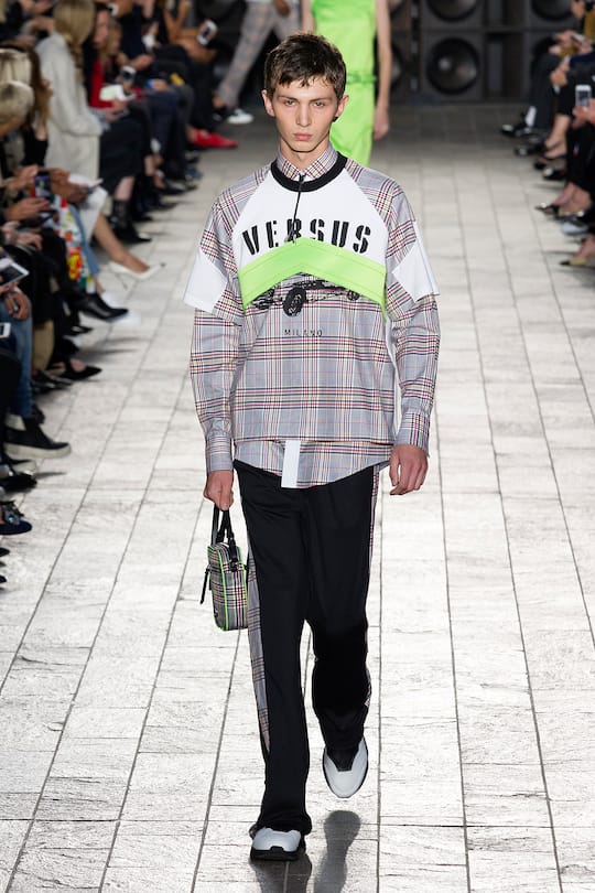 Runway-Bilder der Versus Versace SS18 Show in London