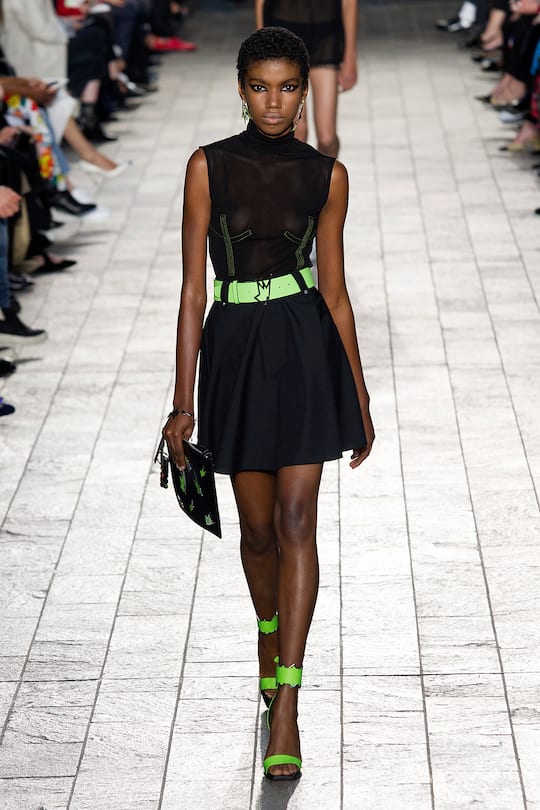 Runway-Bilder der Versus Versace SS18 Show in London