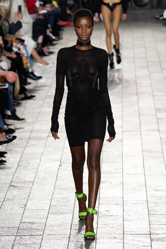 Runway-Bilder der Versus Versace SS18 Show in London