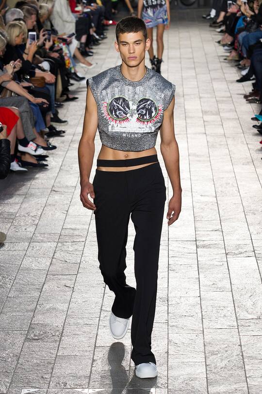 Runway-Bilder der Versus Versace SS18 Show in London