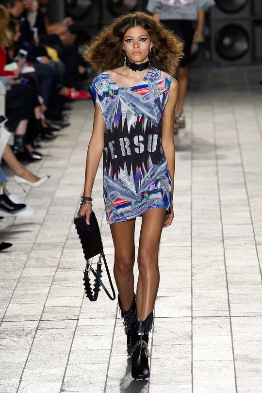 Runway-Bilder der Versus Versace SS18 Show in London