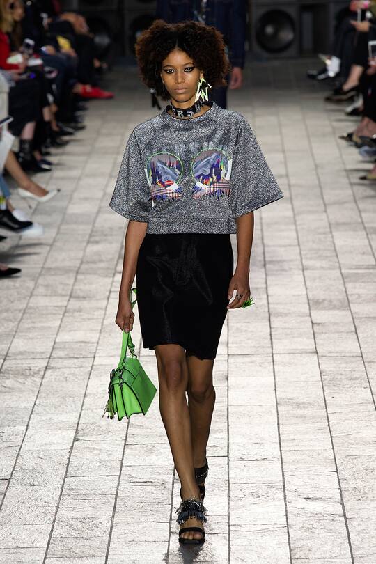 Runway-Bilder der Versus Versace SS18 Show in London