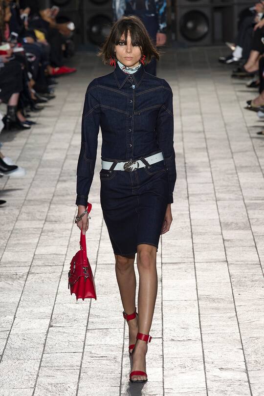 Runway-Bilder der Versus Versace SS18 Show in London