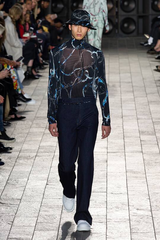 Runway-Bilder der Versus Versace SS18 Show in London