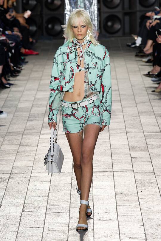 Runway-Bilder der Versus Versace SS18 Show in London