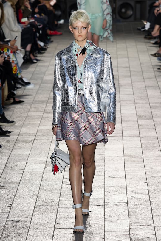 Runway-Bilder der Versus Versace SS18 Show in London