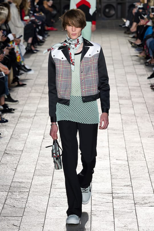 Runway-Bilder der Versus Versace SS18 Show in London