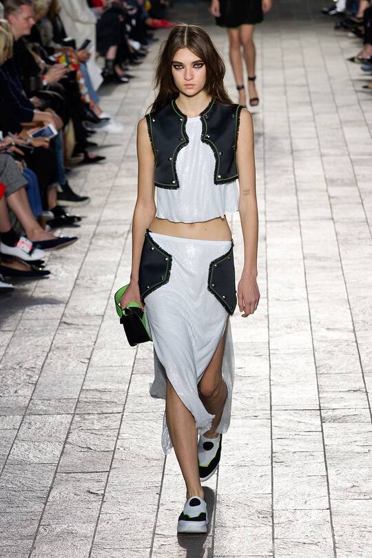 Runway-Bilder der Versus Versace SS18 Show in London