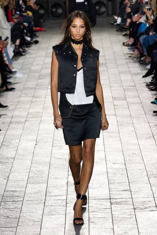 Runway-Bilder der Versus Versace SS18 Show in London