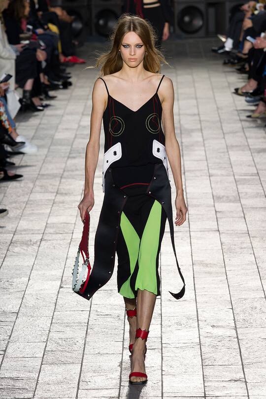 Runway-Bilder der Versus Versace SS18 Show in London