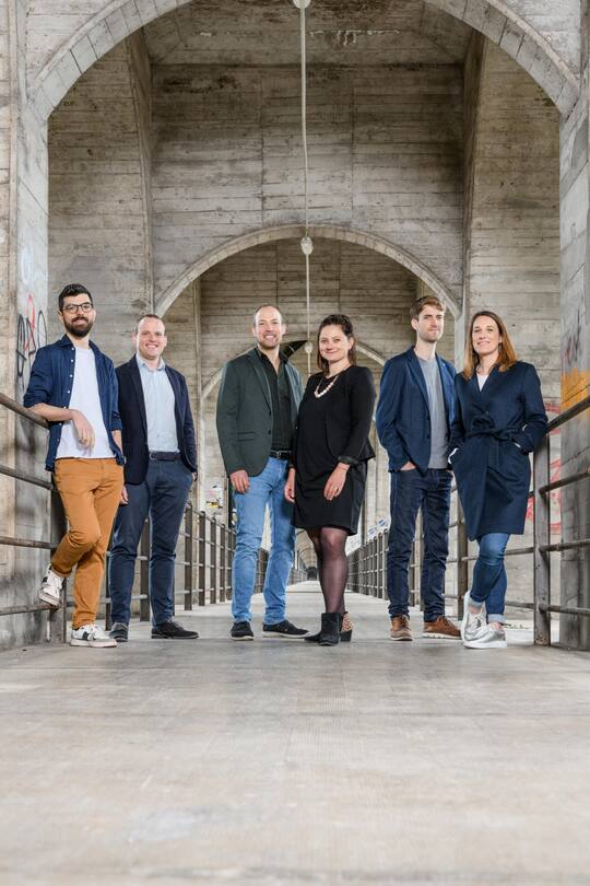 Das Team hinter dem Kariyon-Projekt, unter dem Grandfey-Viadukt.