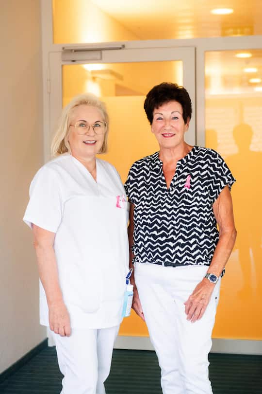 Pink Ribbon, Besuch Breast Care Nurse, Sabina Fischer im Brustzentrum in Cham, 17. August 2023 mit Patientin Barbara