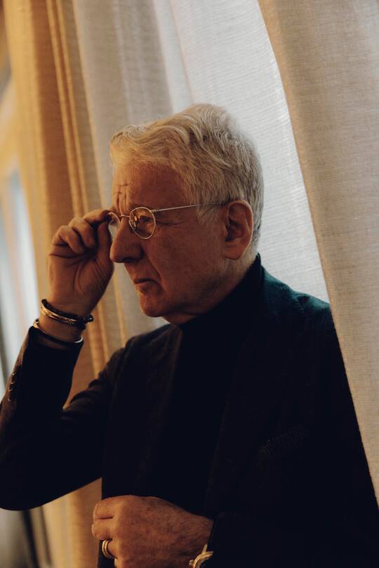 *** SPECIAL FEE *** Marcel Reif, Sportjournalist und Sportkommentator, in seiner Wohnung in Muenchen Engl: Marcel Reif, sports journalist and sports commentator, in his flat in Munich, Germany. *** veroeffentlicht in ZEIT 45/2023 am 06.11.2023 *** bis 06.02.2024 bitte folgenden Credit verwenden: Dirk Bruniecki/Die Zeit/laif ***