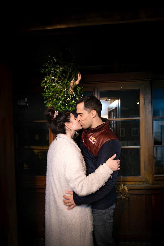 Max Heinzer Schweizer Sportfechter, Weihnachtsvorfreude mit Familie, Ehefrau Janique und Kinder Mael, Mahina (Mädchen) und Lou (Baby) zu Hause in Küssnacht am Rigi, 14. Dezember 2023