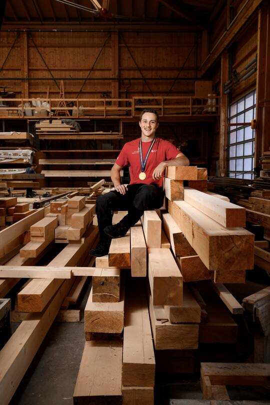 Worldskills, Michael Bieri, Zimmermann, Goldmedaille in Lyon, am Arbeitsplatz, mit seinen Chefs Daniel und Roland Santschi, Uetendorf BE, 2024, Fotos: Geri Born