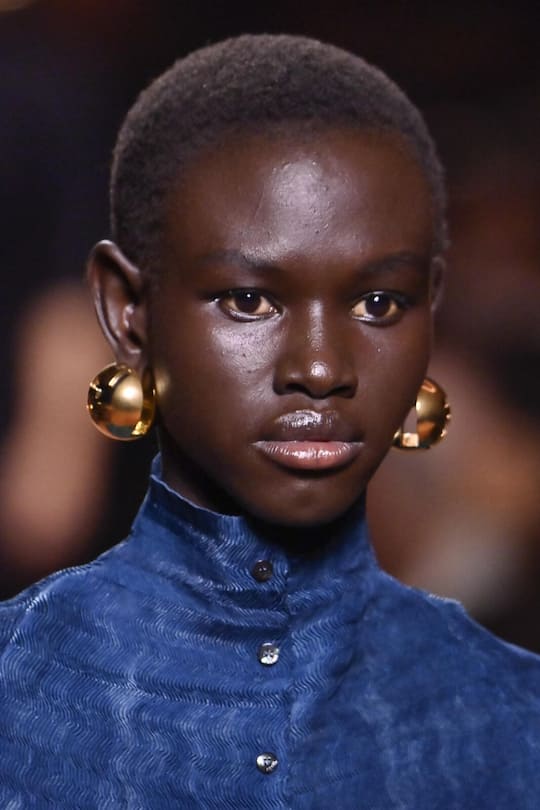 Das zurückhaltende Make-up an der Show von Fendi überzeugte mit einem dezenten Glow, der gesund und nicht speckig aussieht.