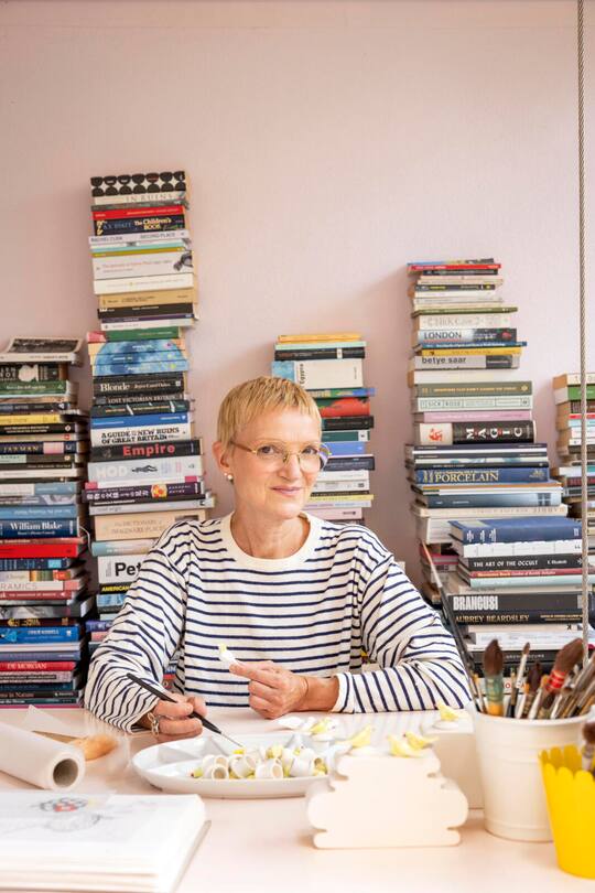 Neben ihrem Masterstudium in London arbeitet die Töpfermeisterin an ihrer nächsten Kollektion, die sie der Töpferei San Rocco in Ascona widmet. Die Kollektion «San Rocchino 1936» soll ein kleines Stück ihres Erbes sein, das man mit nach Hause nehmen kann.