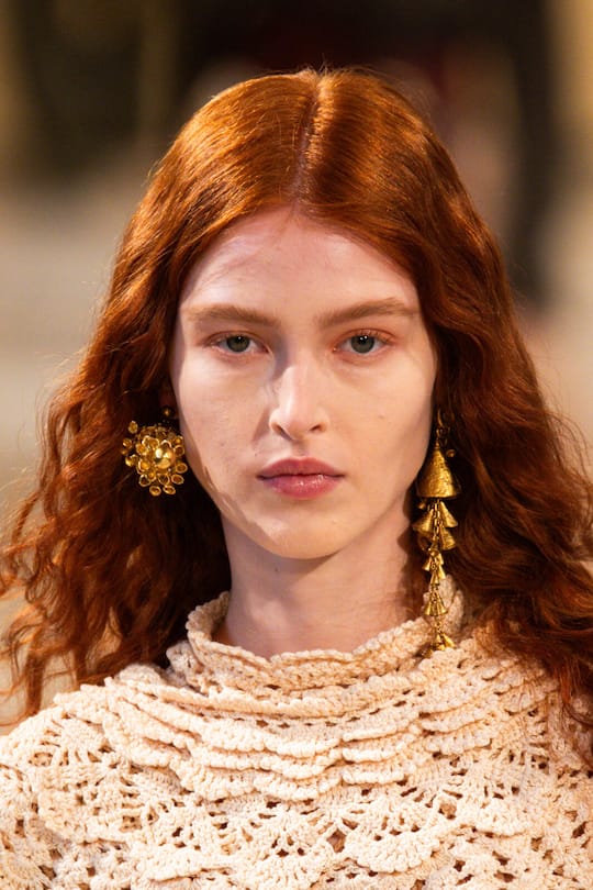 Das australische Modelabel Zimmermann zelebrierte an den Herbst/Winter-25/26-Schauen voluminöse und nach oben gebürstete Brauen.