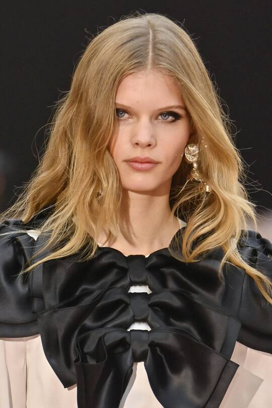 Bei seiner Herbst-Winter-Show 25/26 punktet das Modehaus Chanel mit einem extravaganten Augen-Make-up, das aus vielen kleinen Strichen besteht, die an Flügel erinnern.