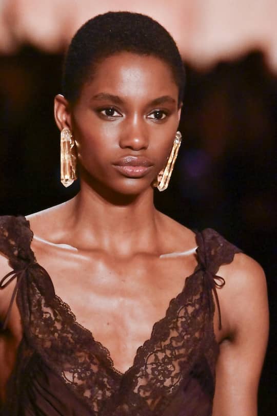 Neben einem makellosen Teint setzt die Luxusmarke Saint Laurent bei ihrem Beauty-Look auf natürliche Smokey Eyes mit einem Hauch von Schimmer.