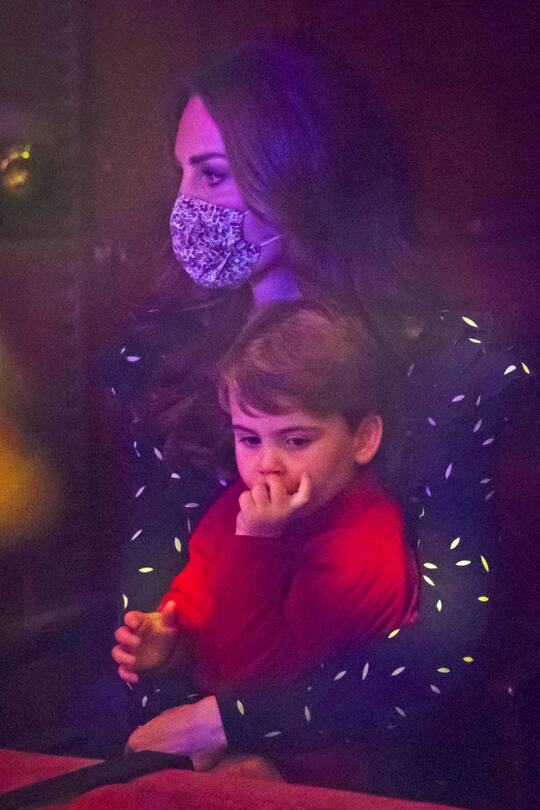 Image Licensed to i-Images / Polaris) Picture Agency. 11/12/2020. London, United Kingdom: Prince William and Kate Middleton, The Duke and Duchess of Cambridge, with their children Prince George, Princess Charlotte and Prince Louis, as they watch a special pantomime performance hosted by The National Lottery at the London Palladium, to thank key workers and their families for their efforts throughout the pandemic. ( i-Images / Polaris) (FOTO:DUKAS/POLARIS)