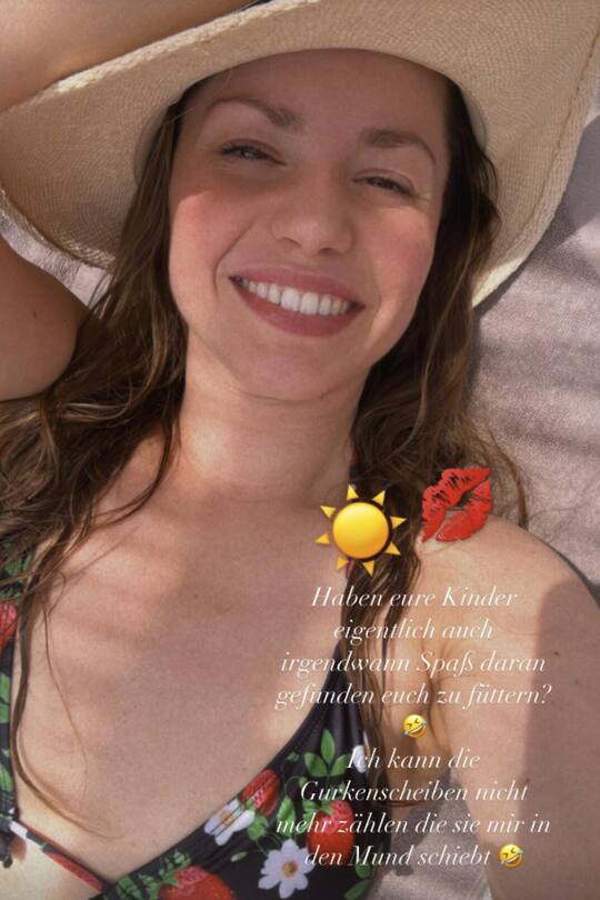 Nebst Spielen im Sand füttert sie scheinbar gerne Mama Christina mit Gurkenscheibchen, wie diese auf Instagram mitteilt.