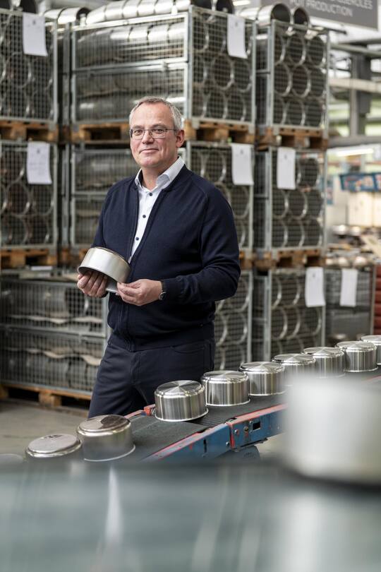 <p>Tobias Gerfin führt als Externer seit 2013 das Familienunternehmen Kuhn Rikon im Tösstal im Kanton Zürich. Die Firma wurde 1926 gegründet.</p>